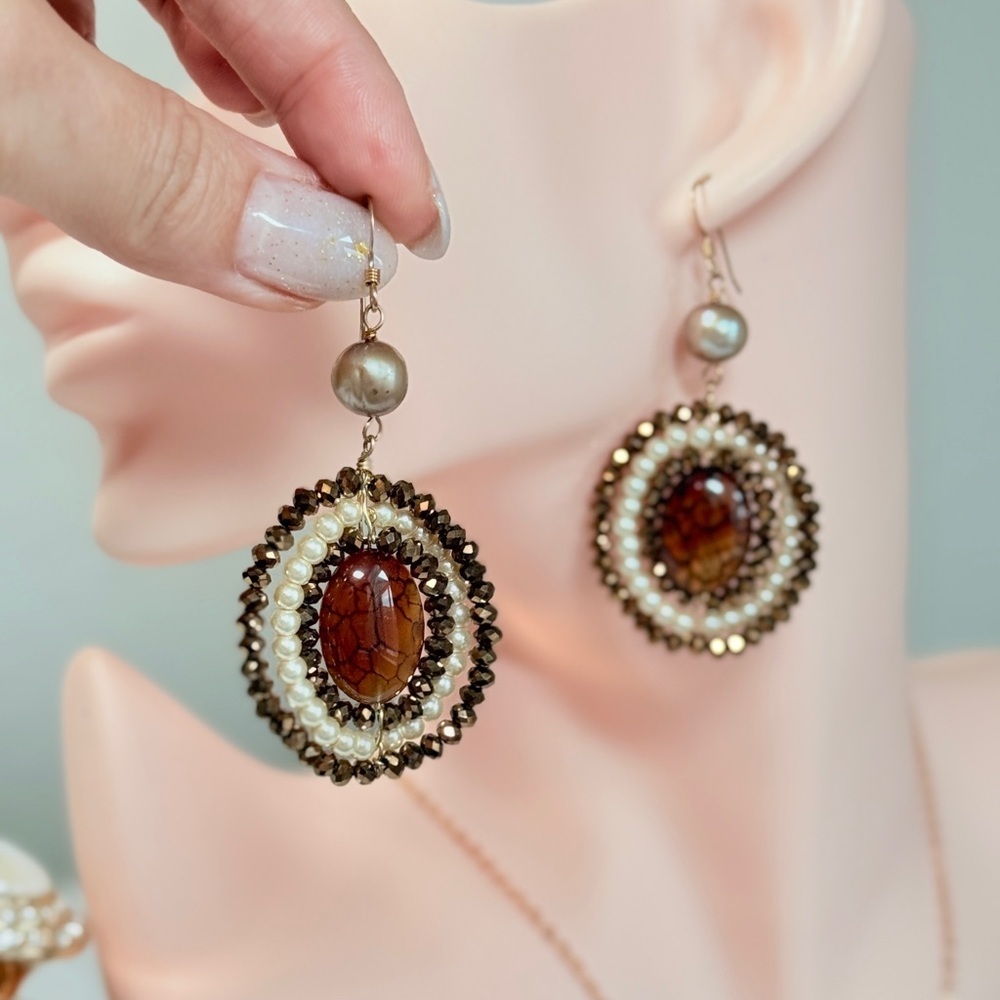 ⚜️ Elegant Brown and Cream Beaded Earrings - Picture 4 of 7